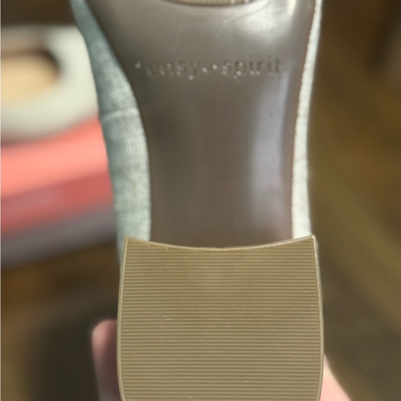 Easy Spirit Women's Beige Block Heel Short Pumps - Picture 4 of 7